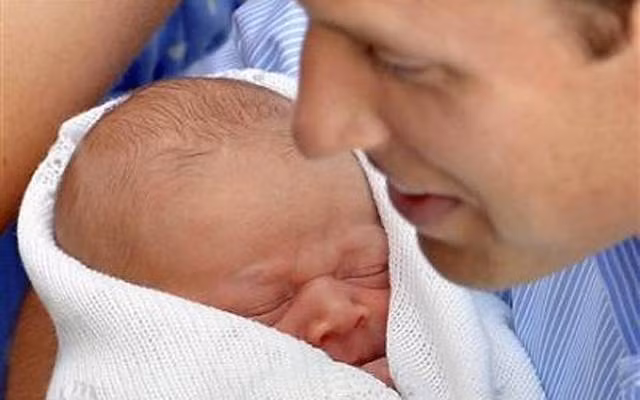 "Hoàng tử bé" mới chào đời được ấp ủ trong vòng tay yêu thương của cha và mẹ.