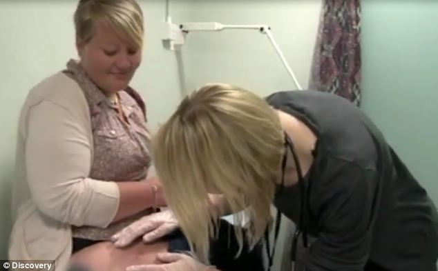 Sau khi bác sĩ tiến hành trích xuất hết lũ dòi ăn thịt ra khỏi cơ thể, Catherine được kiểm tra sức khỏe hàng ngày trong 1 tuần sau đó.