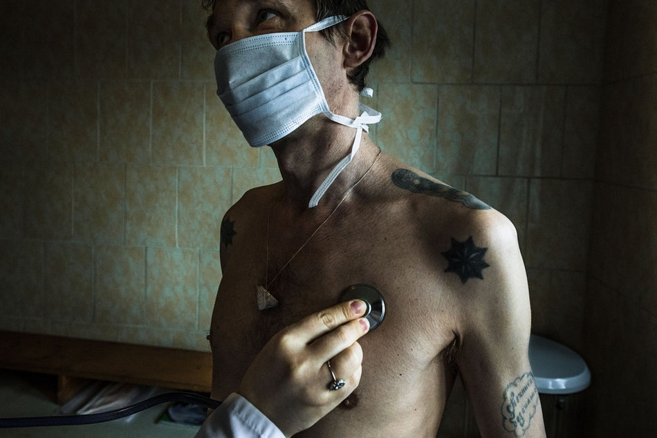 Ngay cả khi đi khám bệnh, họ cũng phải đeo khẩu trang để phòng chống lây nhiễm.