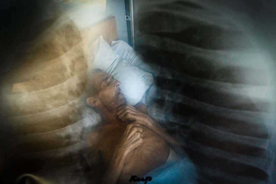 Hai giờ trước khi chết, Gennady, 49 tuổi, nằm trên giường bệnh trong bệnh viện lao.