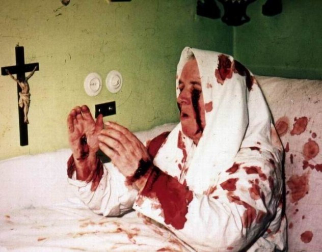 Therese Neumann 1898-1962 sinh ra trong một gia đình nông dân nghèo ở Konnersreuth, Bavaria, Ấn Độ. Năm 20 tuổi cô bị bại liệt và mù mắt trong một vụ tai nạn, 5 năm sau đó mắt và chân cô bỗng dưng lành lặn một cách màu nhiệm. Năm 1926, những vết thánh dấu xuất hiện trên đầu, trên ngực, bàn tay và bàn chân của cô mỗi ngày thứ Sáu cho đến khi qua đời.