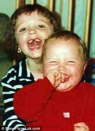 Hình ảnh đáng yêu của Seanie (lớn) cùng em gái khi chưa mắc bệnh.