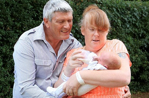 Amanda Ross, 41 tuổi đã hạ sinh đứa con đầu lòng chỉ sau 15 tiếng phát hiện mình đang mang thai