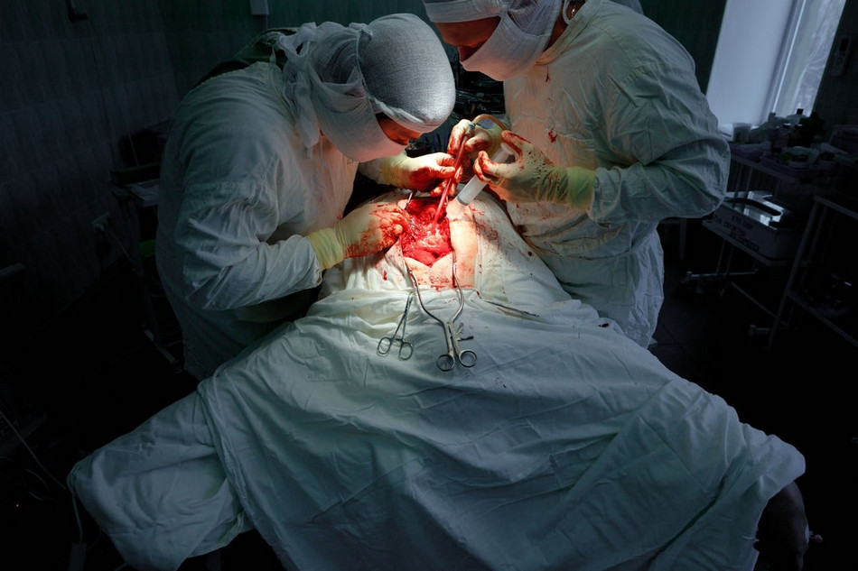 Các bác sĩ nỗ lực hết mình trong phòng phẫu thuật để cứu sống các bệnh nhân.
