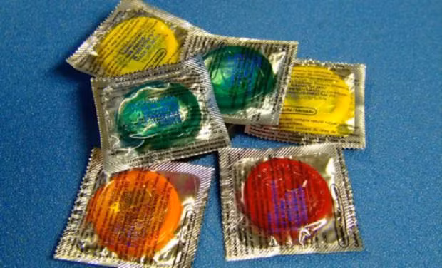 Nói về các biện pháp tránh thai nơi công cộng là điều cấm kỵ ở một xã hội Hồi giáo bảo thủ như Pakistan. Nói về các biện pháp tránh thai nơi công cộng là điều cấm kỵ ở một xã hội Hồi giáo bảo thủ như Pakistan.