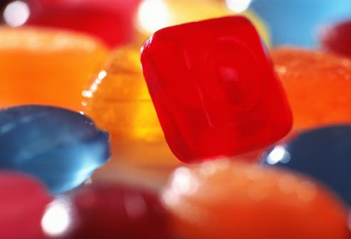 Kẹo ngậm ho được dung nạp lượng đường lớn, nó có thể làm dịu cổ họng, giảm ho nhưng cũng là điều kiện để các mảng bám dính vào răng bạn, sinh sôi vi khuẩn, chuyển đổi đường thành acid ăn mòn men răng.