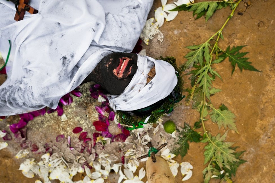 Cô gái đang trong nghi lễ trừ tà khóc vì sợ hãi.