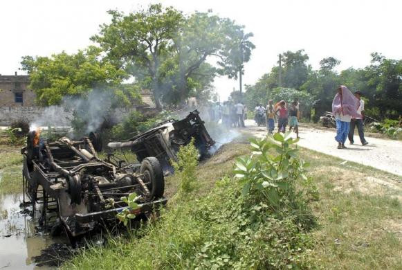 Những người biểu tình phẫn nộ đốt cháy và lật ngược xe chở đồ ăn cung cấp cho học sinh xuống ruộng.