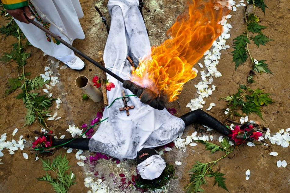 Thầy mo đang tiến hành nghi lễ trừ tà trên thân thể cô bé Diana R...