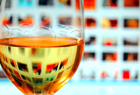 Uống rượu vang trắng: Nhiều người chọn rượu vang trắng vì nghĩ răng rượu vang đỏ có thể làm cho răng bị ố vàng sau này. Nhưng trên thực tế, rượu vang trắng có thể gây ra vấn đề lâu dài hơn bởi vì độ axit cao của nó. Loại axit này sẽ làm mòn men răng, để lộ ngà răng, làm cho răng xuất hiện màu vàng và có cảm giác như răng bẩn.