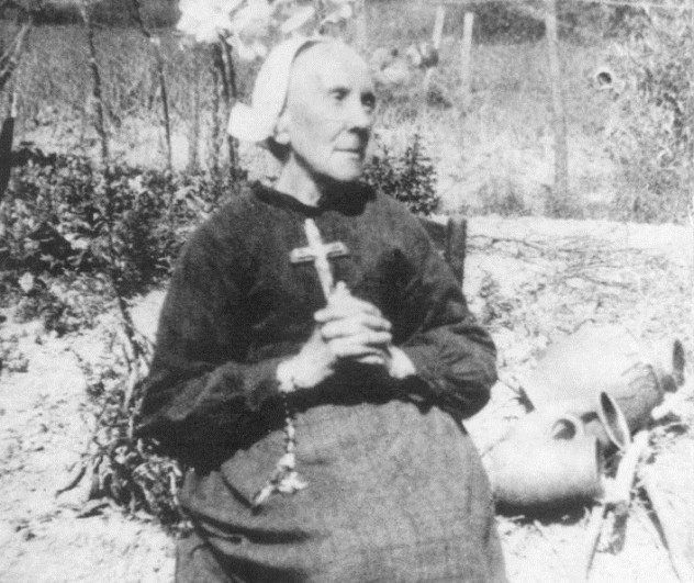 Marie-Julie Janyhen 1850-1941 bắt đầu bị “dấu thánh” năm 23 tuổi trên lòng bàn tay, các vết thương hình bông hoa và cây thánh giá rỉ máu thứ Sáu hàng tuần.