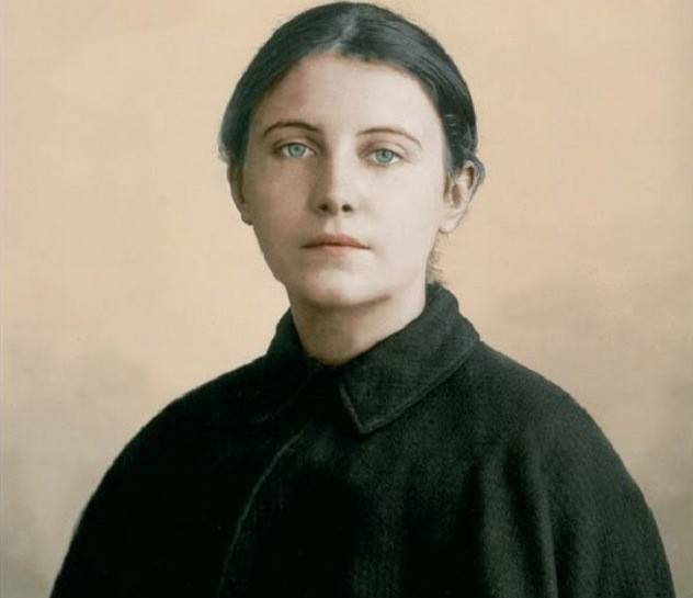 St Gemma Galgani 1878-1903. Thánh nữ Gemma Galgani sinh ngày 12/3/1878 tại một thôn quê gần thành Lucca, Ý. Cô từng nhận thấy dấu thánh trên cơ thể mình ở tuổi 21, các vết dấu thánh rỉ máu chảy ra từ lòng bàn tay, bàn chân, ngực, trán trong khoảng thời gian tử 11 giờ mỗi tối thứ Năm đến 3 giờ chiều thứ Sáu. Cô đã giữ bí mật này trong một thời gian dài.
