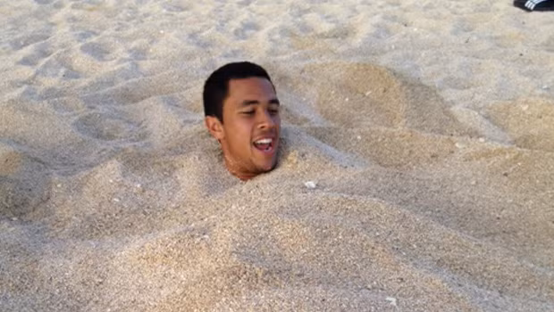 Y học cổ truyền nhiều nước trên thế giới tin rằng, đàn ông chôn mình trong cát nóng sẽ chữa được chứng liệt dương.