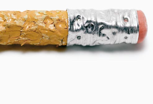 Cắn đầu bút. Bạn đã bao giờ cắn đầu bút một cách vô thức khi tập trung làm việc hoặc nghiên cứu? Thói quen này có thể khiến răng bị sứt mẻ và tổn thương.