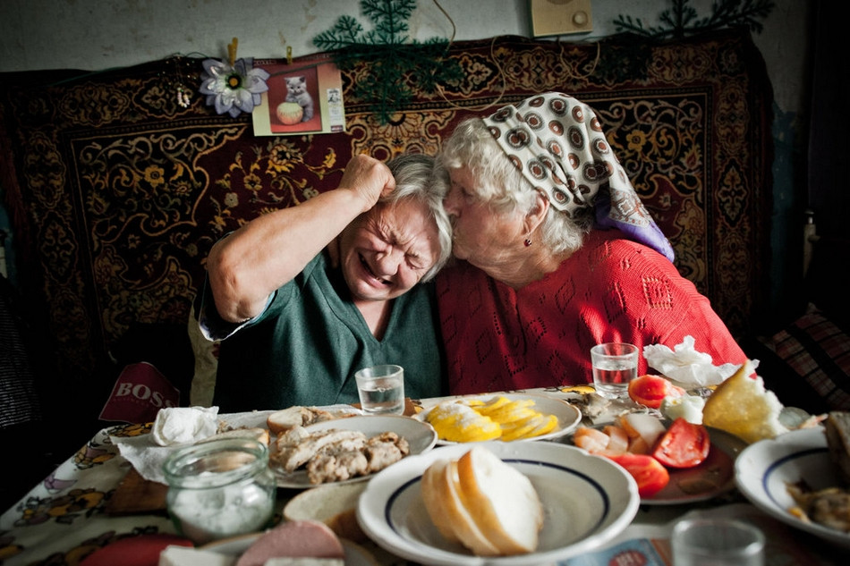 Trước sự ra đi của người con, người mẹ đau đớn đến mức không thể nuốt nổi cơm.