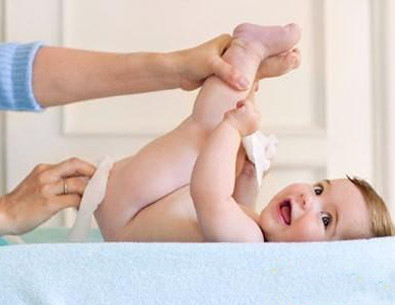 Làm vệ sinh vùng kín và mặc tã cho bé.