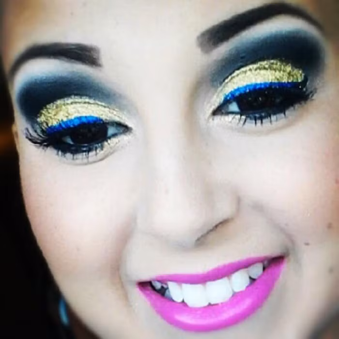 Talia trang điểm trên gương mặt mình vô cùng ấn tượng để xóa tan mọi sự chú ý vào cái đầu trọc lốc vì rụng tóc sau hóa trị của mình.