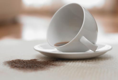 Uống cà phê. Màu sắc và nồng độ axit trong cà phê có thể gây vàng men răng trong thời gian.