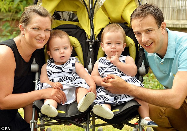 ...đến nay, cha mẹ và các bé có thể nở nục cười hạnh phúc chào mừng sinh nhật đầu tiên trong đời sau khi trải qua ca phẫu thuật tách ruột dính liền.