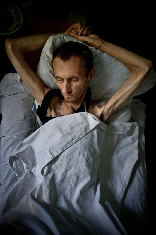 Konstantin, 42 tuổi, đã được điều trị dặc biệt trong bốn tháng trước khi qua đời.