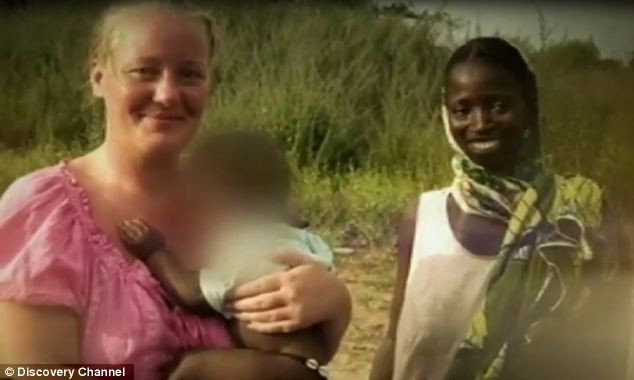 Nhưng khi tiến hành nặn vết thương, cô cảm thấy có gì đó cựa quậy và dưới da mình.