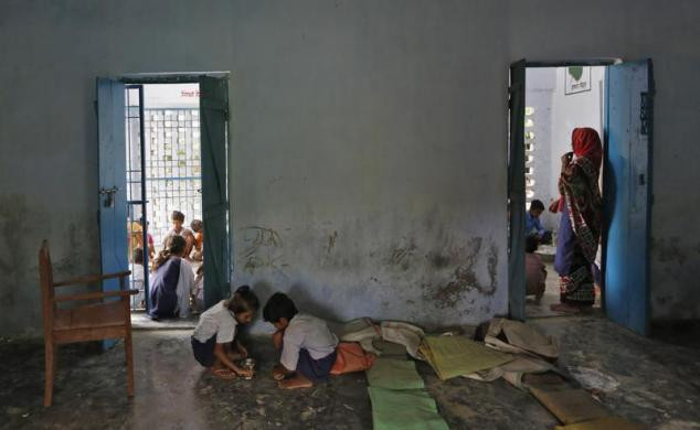 Các em học sinh đang ăn bữa trưa miễn phí tại trường học.