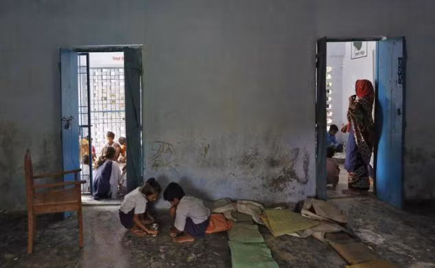 Các em học sinh đang ăn bữa trưa miễn phí tại trường học.