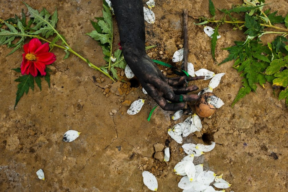 Bàn tay đầy bùn đen của Diana, người đang được thầy mo đuổi tà ma.