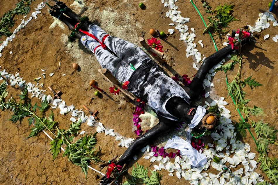 Diana nằm trong hìm tam giác được rải bằng hoa.