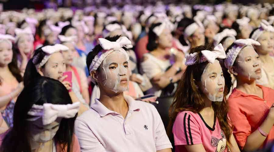 Kể cả các quý ông cũng tham gia màn trình diễn làm đẹp này.