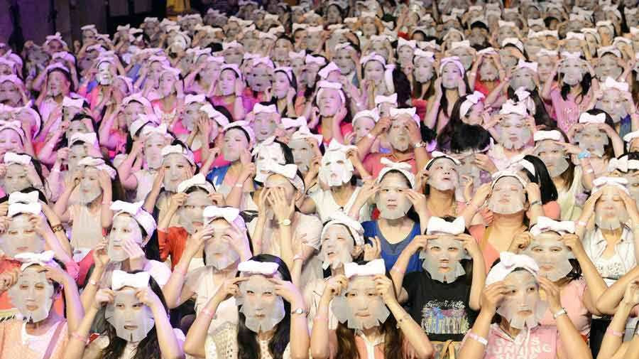 Hàng ngàn người đã tạp trung tại thành phố Đài Bắc, Trung Quốc để tham dự màn đắp mặt nạ tập thể này.