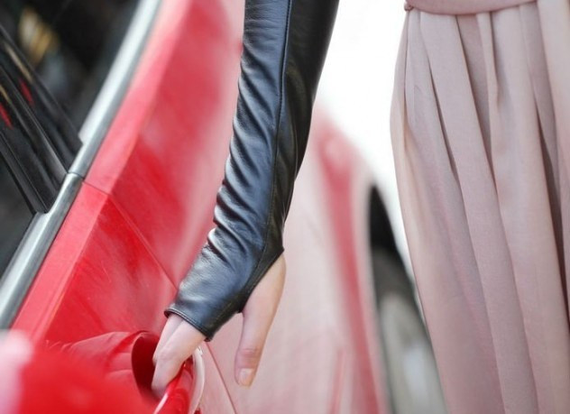 Mary Ellen Lukas sinh năm 1954 đến từ Pennsylvania, Mỹ xuất hiện những dấu thánh bí ẩn rỉ máu trên cơ thể trong suốt thời gian Lễ Mass của người Công giáo, lễ Good Fridays.