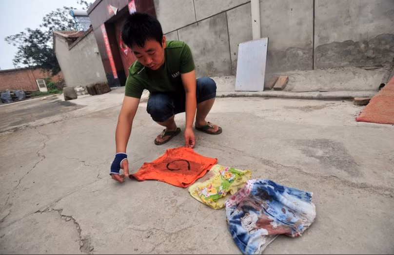 Bộ quần áo nhuốm máu của bé khi bị chó cắn.