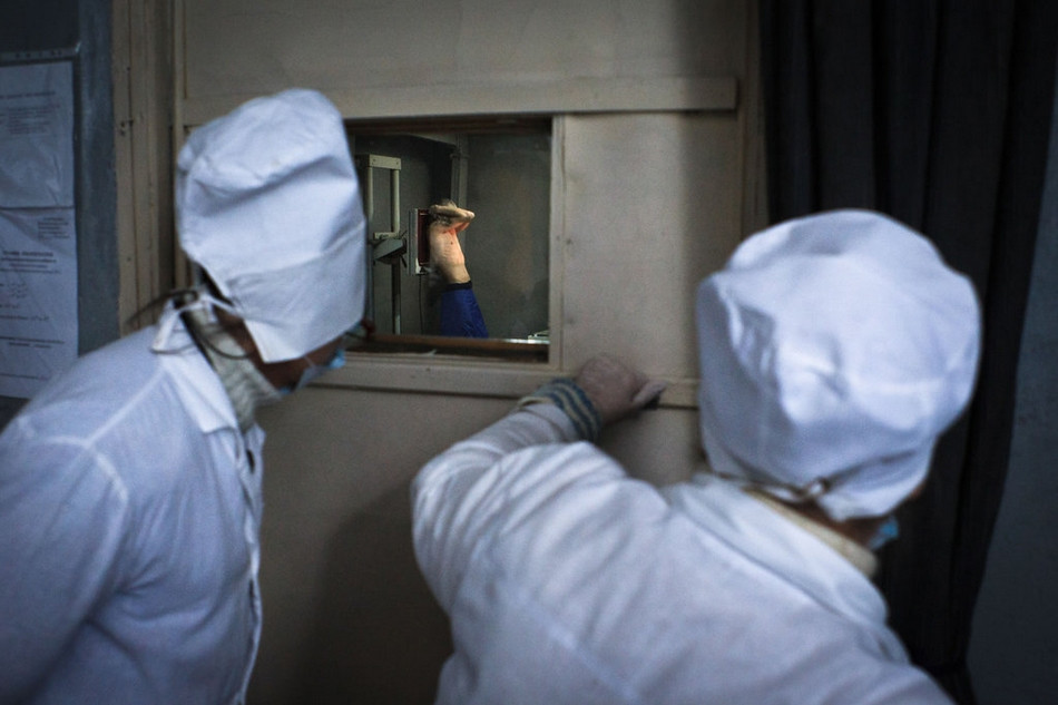 Nhân viên y tế đi ngang qua phòng x-quang.