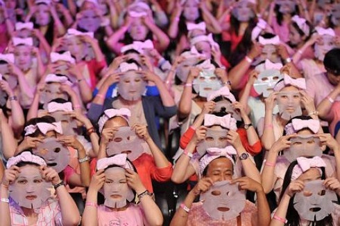 Màn thiết lập kỷ lục hoành tránh đang chuẩn bị được bắt đầu khi những người tham gia sẵn sàng đắp mặt nạ.