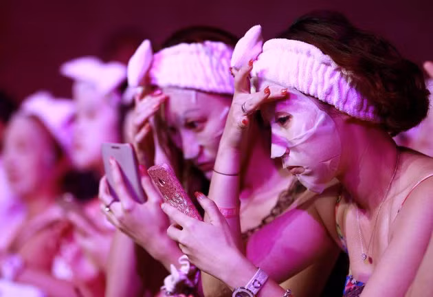 Những người tham gia lập kỷ lục đang chính sửa lại mặt nạ trên mặt mình.