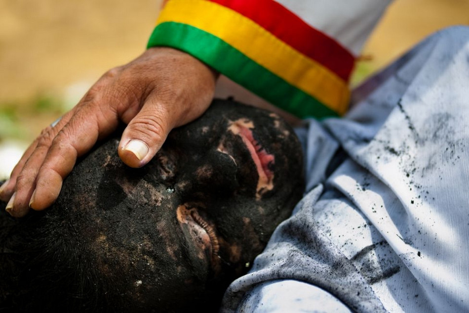 Diana nằm trên đất trong nghi lễ trừ tà