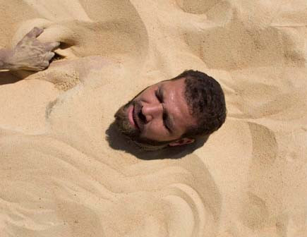 Chôn mình trong cát ở Ai Cập. Người dân địa phương tin rằng nếu chôn mình trong cát như vậy, nhất là vào thời điểm nóng nhất trong ngày, sẽ có hiệu quả chữa trị các chứng bệnh về khớp và chứng liệt dương.