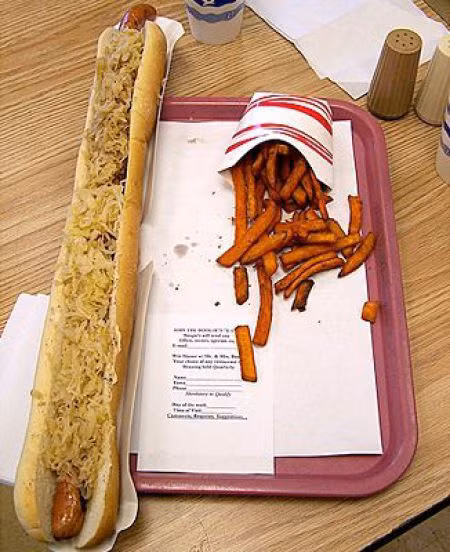 Được làm từ thịt nhiều mỡ, xúc xích giàu năng lượng nhưng lại ít dinh dưỡng, không hề có lợi cho sức khỏe mọi người. Trong xúc xích có hóa chất, chất phụ gia, chất bảo quản, buộc gan phải hoạt động nhiều để giải độc cho cơ thể. Ăn nhiều xúc xích có thể dẫn đến béo phì, dễ mắc các bệnh tim mạch, tiểu đường, ung thư...