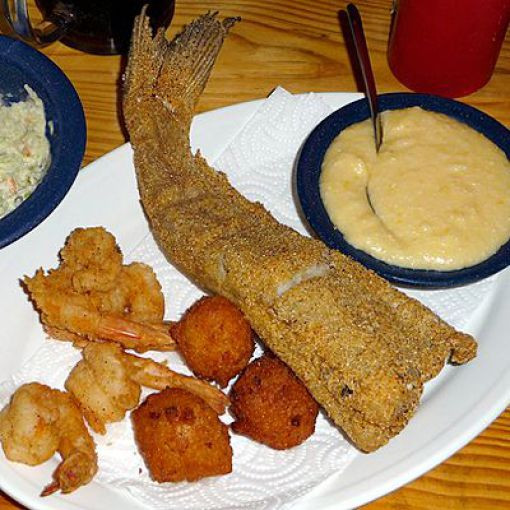 Món bột chiên nóng hổi rất ngon nhưng bột chiên được làm từ gạo, trong gạo lại chứa rất nhiều tinh bột, them vào đó là bột được chiên lên bằng dầu mỡ nên sẽ rất béo không tốt cho cơ thể. Các món ăn được chế biến từ thịt bò, cá, trứng cút, xúc xích….chiên nóng hổi cũng là món sử dụng dầu mỡ để chiên nên việc gây béo là không thể tránh khỏi.