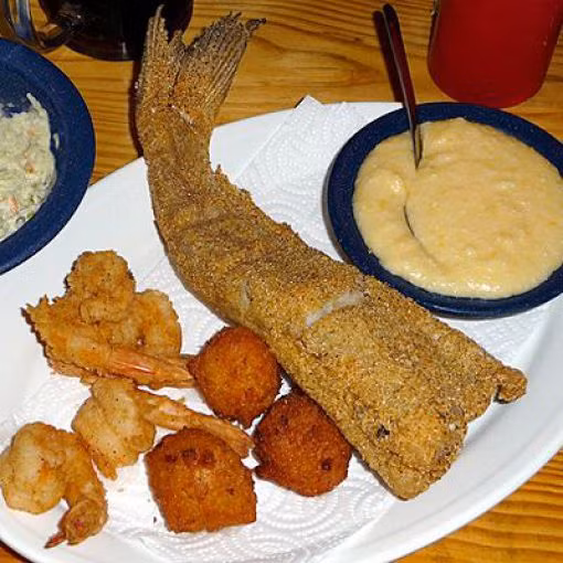 Món bột chiên nóng hổi rất ngon nhưng bột chiên được làm từ gạo, trong gạo lại chứa rất nhiều tinh bột, them vào đó là bột được chiên lên bằng dầu mỡ nên sẽ rất béo không tốt cho cơ thể. Các món ăn được chế biến từ thịt bò, cá, trứng cút, xúc xích….chiên nóng hổi cũng là món sử dụng dầu mỡ để chiên nên việc gây béo là không thể tránh khỏi.