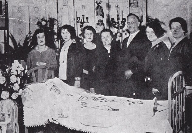 Marie Rose Ferron 1902-1936 sinh ra và lớn lên ở Bắc Mỹ và được phong là thánh nữ từ năm 6 tuổi. Từ tuổi 22 cho đến khi qua đời, cô chỉ sống bằng chế độ ăn lỏng hoặc không ăn gì cả. Năm 26 tuổi, dấu thánh bắt đấu xuất hiện trên người, bao gồm cả ở lòng bàn tay, chân, ngực, trán, vai...các vết thương xuất hiện vào thứ Sáu hàng tuần trước sự xuất hiện của nhiều nhân chứng và biến mất vào thứ Bảy.