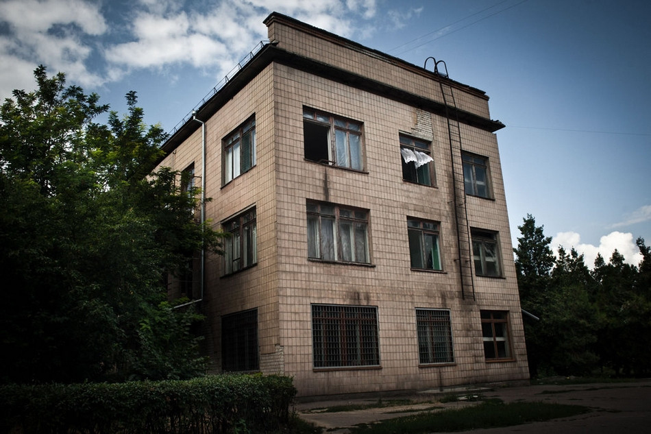 Khung cảnh bệnh viện lao hoang tàn, ảm đạm