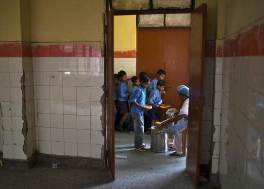 Từng em học sinh được nhận bữa trưa miễn phí tại trường.