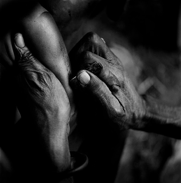 Họ cũng cho rằng nghi lễ rạch mặt này có thể nhắc các thế hệ sau biết về lịch sử gia đình mình.