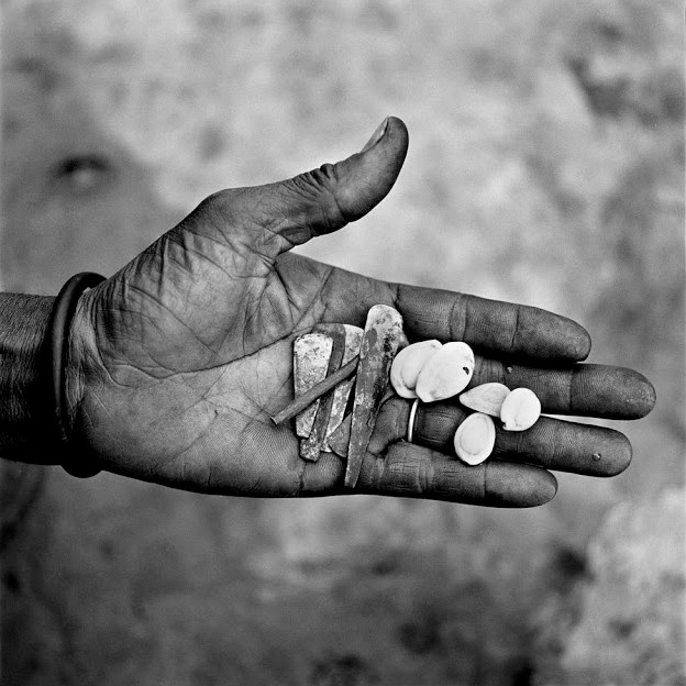 Nghi lễ này thường được thực hiện trước khi đứa trẻ đến tuổi vị thành niên. Các vết rạch thường được thực hiện bằng các dụng cụ sắc nhọn ở má, dưới mũi và cằm...