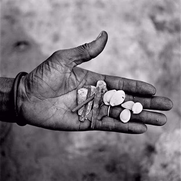 Nghi lễ này thường được thực hiện trước khi đứa trẻ đến tuổi vị thành niên. Các vết rạch thường được thực hiện bằng các dụng cụ sắc nhọn ở má, dưới mũi và cằm...