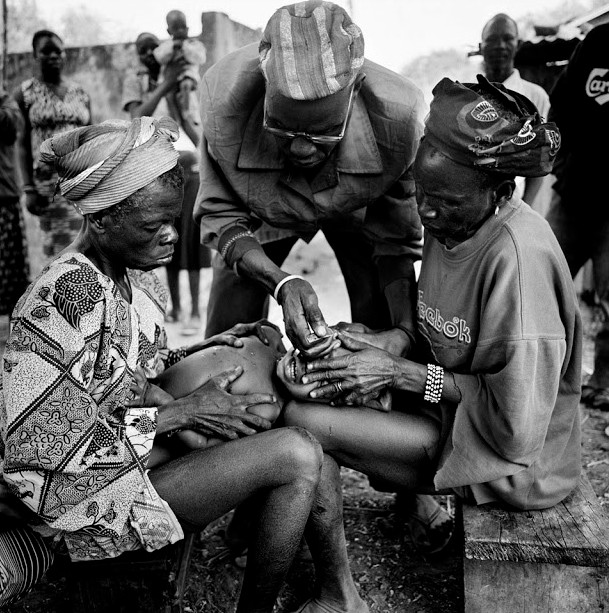 Nhiều chiến dịch cũng đang được thực hiện để tuyên truyền cho người dân nguy cơ nhiễm trùng, tổn hại sức khỏe của nghi lễ rùng rợn này, đặc biệt là HIV và uốn ván.