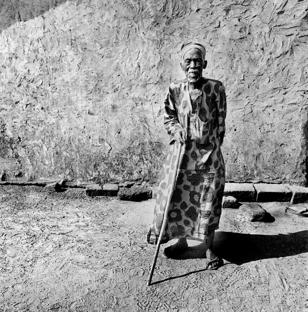 Thầy mo, người già nhất làng sẽ chịu trách nhiệm chính trong việc thực hiện nghi lễ này.