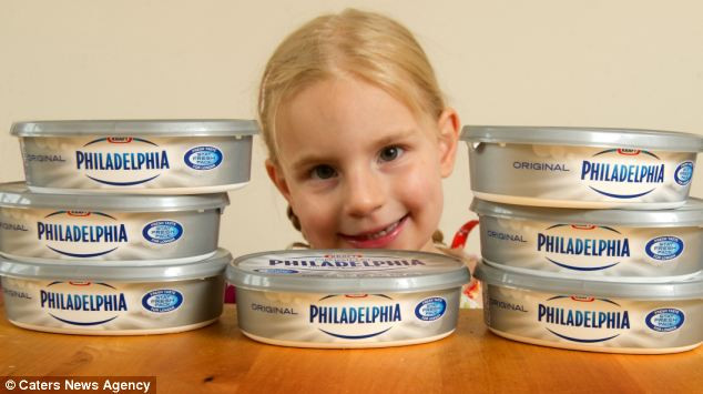 Cô bé Fields Taylor, 3 tuổi phải nhiều hơn 1 kg pho mát mỗi tuần và phải uống 50 ml dầu đặc biệt 4 lần/ ngày để sống sót. Cô bé Fields Taylor, 3 tuổi phải nhiều hơn 1 kg pho mát mỗi tuần và phải uống 50 ml dầu đặc biệt 4 lần/ ngày để sống sót.